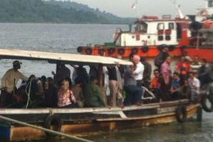 Perwakilan dari Australia menumpangi perahu saat akan menyeberang ke Lapas Nusakambangan, Minggu (26/4/2015) pagi.