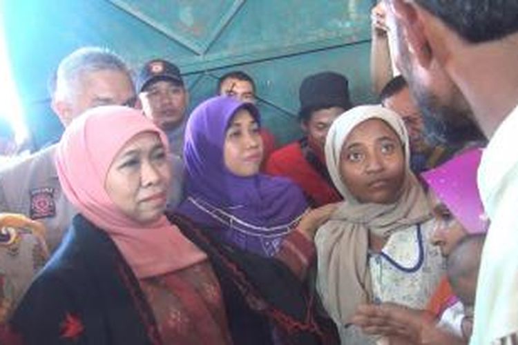 Mentri Sosial Khofifah Indar Parawansa mengunjungi Camp penampungan Imigran Rohingya di Camp Kuala Langsa. Pada kesempatan ini Mensos berbincang dan bernyanyi bersama anak-anak di camp penampungan. *****K12-11