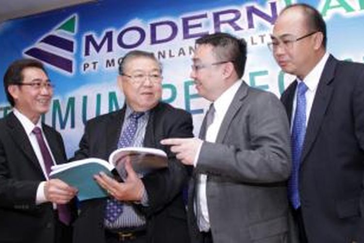 (Dari kiri ke kanan) Komisaris Independen PT Modernland Realty Tbk Iwan Suryawijaya dan Komisaris Utama Luntungan Honoris berbicara dengan Direktur Utama William Honoris serta Direktur Freddy Chan seusai Rapat Umum Pemegang Saham Luar Biasa di Jakarta, Jumat (27/9/2013). 