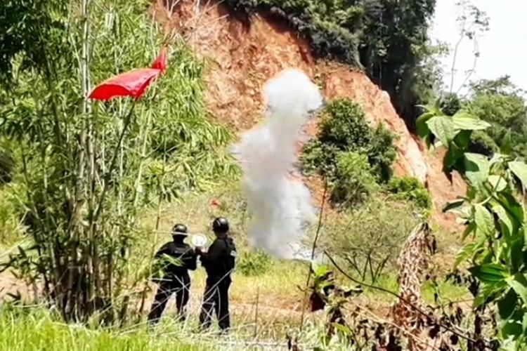 Tim Gegana Polda Sulsel berhasil menjinakkan dan memusnahkan Mortir peninggalan perang dunia kedua yang disimpan warga di belakang sebuah rumah di bawah batu besar di Kilometer 9, Kecamatan Mungkajang, Kota Palopo, Jumat (06/12/2019)