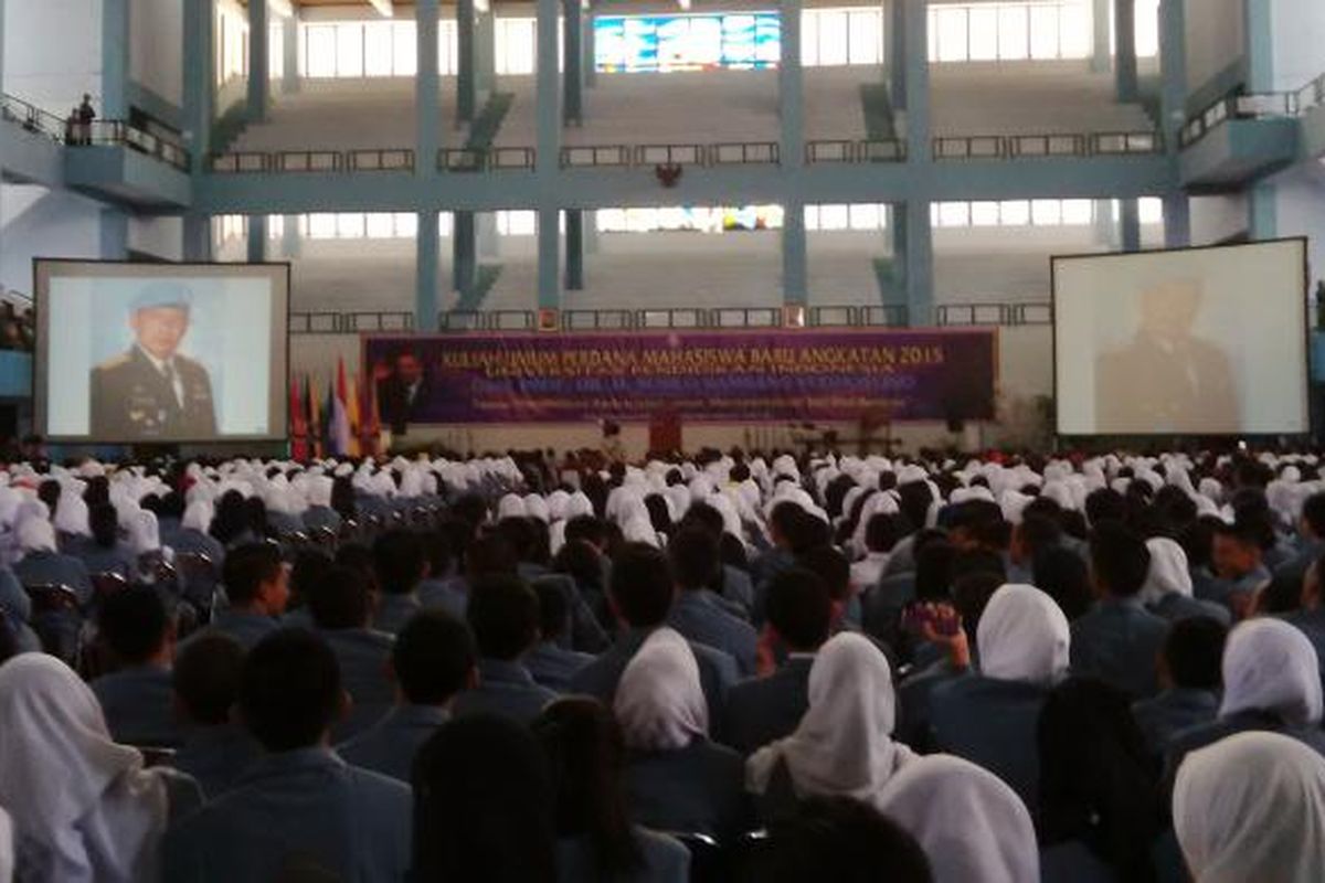 Ribuan mahasiswa baru, angkatan 2015, Universitas Pendidikan Indonesia (UPI) sedang mengikuti kuliah dari Presiden keenam Republik Indonesia, Susilo Bambang Yudhoyono (SBY) di Aula Gymnasium, Kampus UPI, Jalan Setiabudi, Bandung, Jawa Barat, Rabu (2/9/2015). 