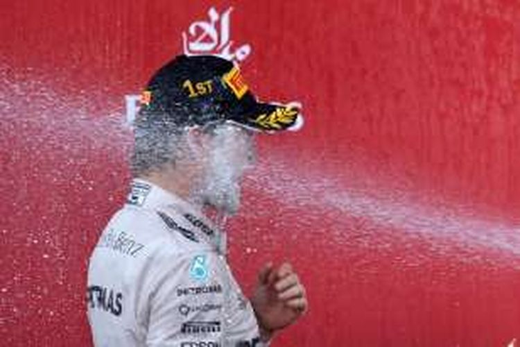 Pebalap Mercedes asal Jemarn, Nico Rosberg, merayakan kemenangan di atas podium Sirkuit Baku, Azerbaijan, setelah finis di urutan pertama pada GP Eropa, Minggu (19/6/2016).