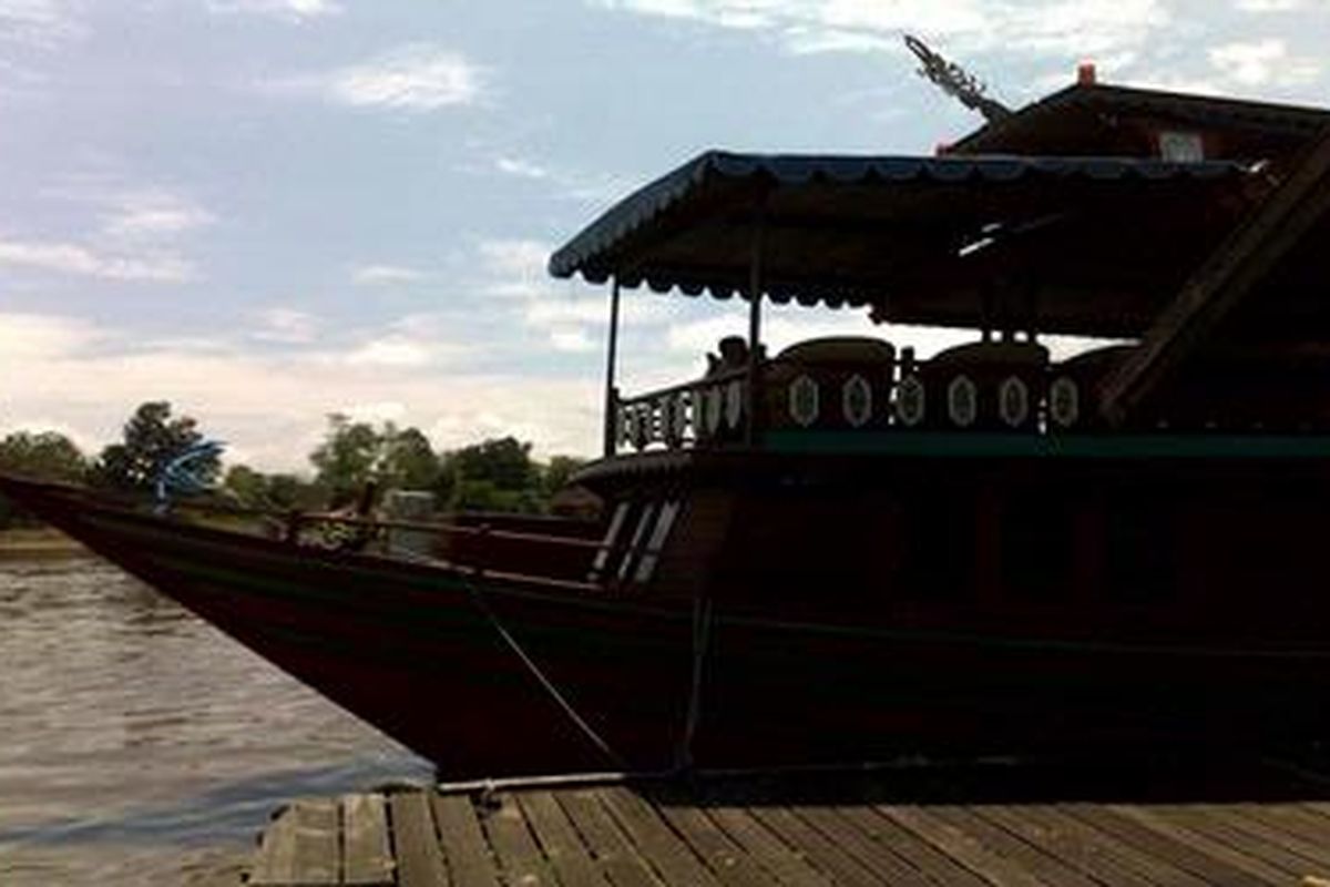 KM Lasang Teras Garu di Sungai Kahayan, Palangkaraya, Kalimantan Tengah, Sabtu (31/3/2012). Pengelola kapal itu menawarkan paket wisata menyusuri Sungai Kahayan yang bisa berlangsung hingga beberapa hari.