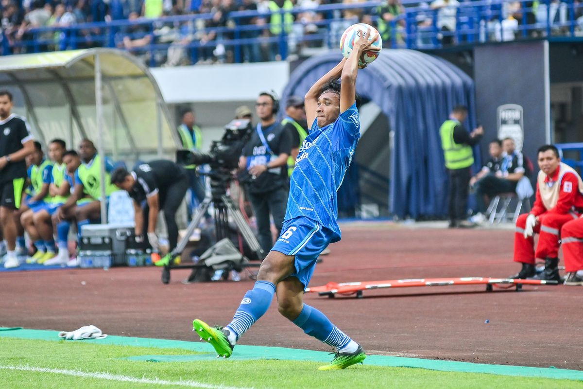 Kemampuan long throw-in Robi Darwis yang diandalkan di klub Persib Bandung maupun saat membela Timnas Indonesia. 