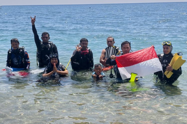 Peringati HUT ke-81 RI, Sumbawa Grow Up Kibarkan Bendera Merah Putih di Bawah Laut