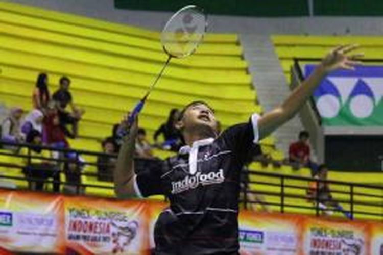 Tunggal putra Indonesia, Tommy Sugiarto, bersiap melakukan smes pada pertandingan perempat final Yonex-Sunrise Indonesia Open Grand Prix Gold 2013, di GOR Amongraga, Yogyakarta, Jumat (27/9/2013).