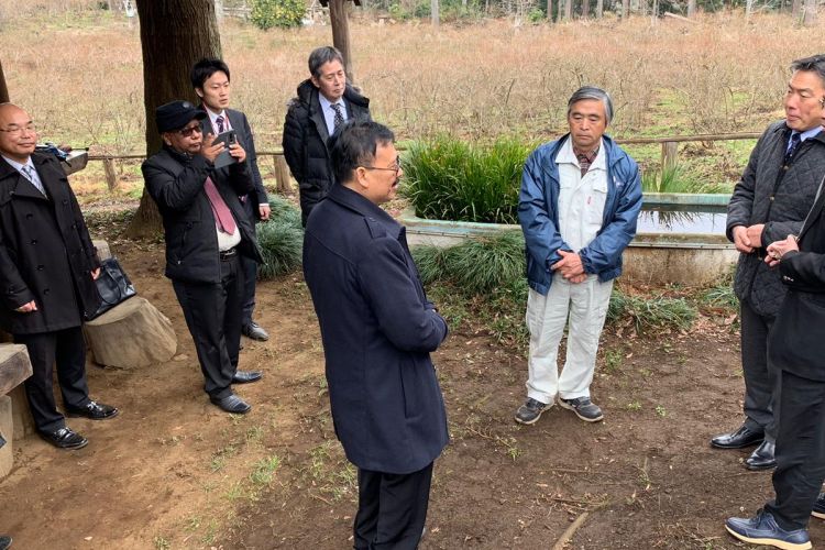 Kedatangan Ezawa untuk menyampaikan 10 varietas terbaik bibit rabit eye blueberry (Vaccinium Virgatum Aiton) untuk dibudidayakan di tiga lokasi Indonesia, yaitu Bandung, Jawa Barat, Kaliurang, Yogyakarta dan Soe, NTT.