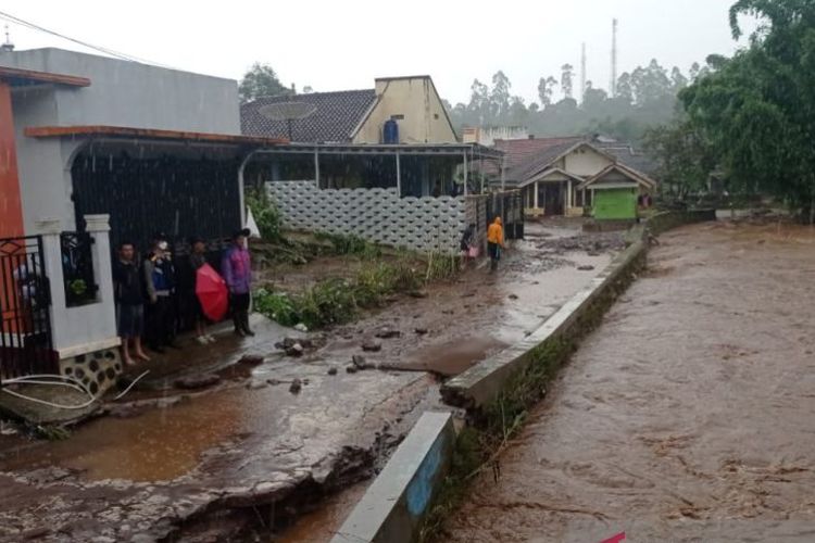 Petugas BPBD meninjau daerah yang terdampak banjir bandang di Kecamatan Cisurupan, Kabupaten Garut, Jawa Barat, Rabu (23/2/2022). 