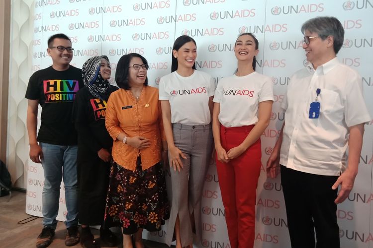  Perwakilan Pasangan Orang dengan HIV (ODHA) Antonio dan Chani, Kepala Dinas Kesehatan DKI Jakarta dr. Widyastuti, M.K.M,  UNAIDS Goodwill Ambassador for Asia and the Pacific Pia Wurtzbach, UNAIDS National Goodwill Ambassador for Indonesia Atiqah Hasiholan, dan Ketua Tim HIV/AIDS, RS St. Carolus Dr. Emon Winardi Danudirgo (paling kiri ke kanan) dalam konferensi pers di Jakarta, Jumat (6/3/2020).