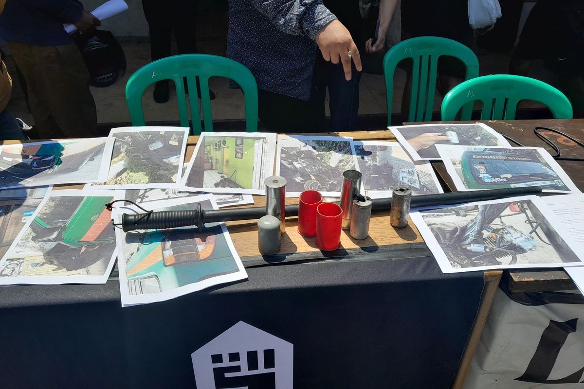 warga memperlihatkan barang bukti selongsong gas air mata dan pentungan yang dilontarkan petugas saat bentrokan terjadi saat penutupan jalan dago yang dilakukan warga Dago Elos