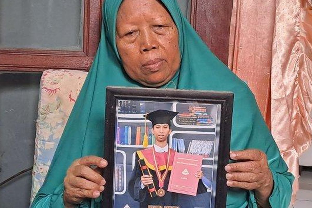 Saat Ibu Iroh menunjukan foto Aprih, asisten Panji Petualang yang meninggal dipatuk anak ular king kobra, saat wisuda kuliahnya.
