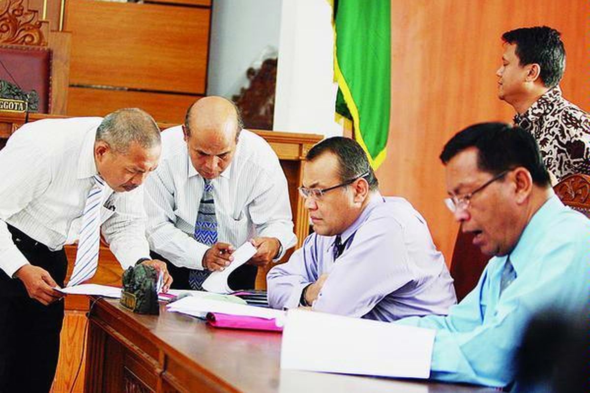 Kuasa hukum Markas Besar Polri sedang menyiapkan berkas-berkas yang akan dibacakan dalam sidang praperadilan yang diajukan mantan Kepala Badan Reserse Kriminal Polri Komjen Susno Duadji di Pengadilan Negeri Jakarta Selatan, Rabu (26/5). Agenda sidang adalah pembacaan duplik.