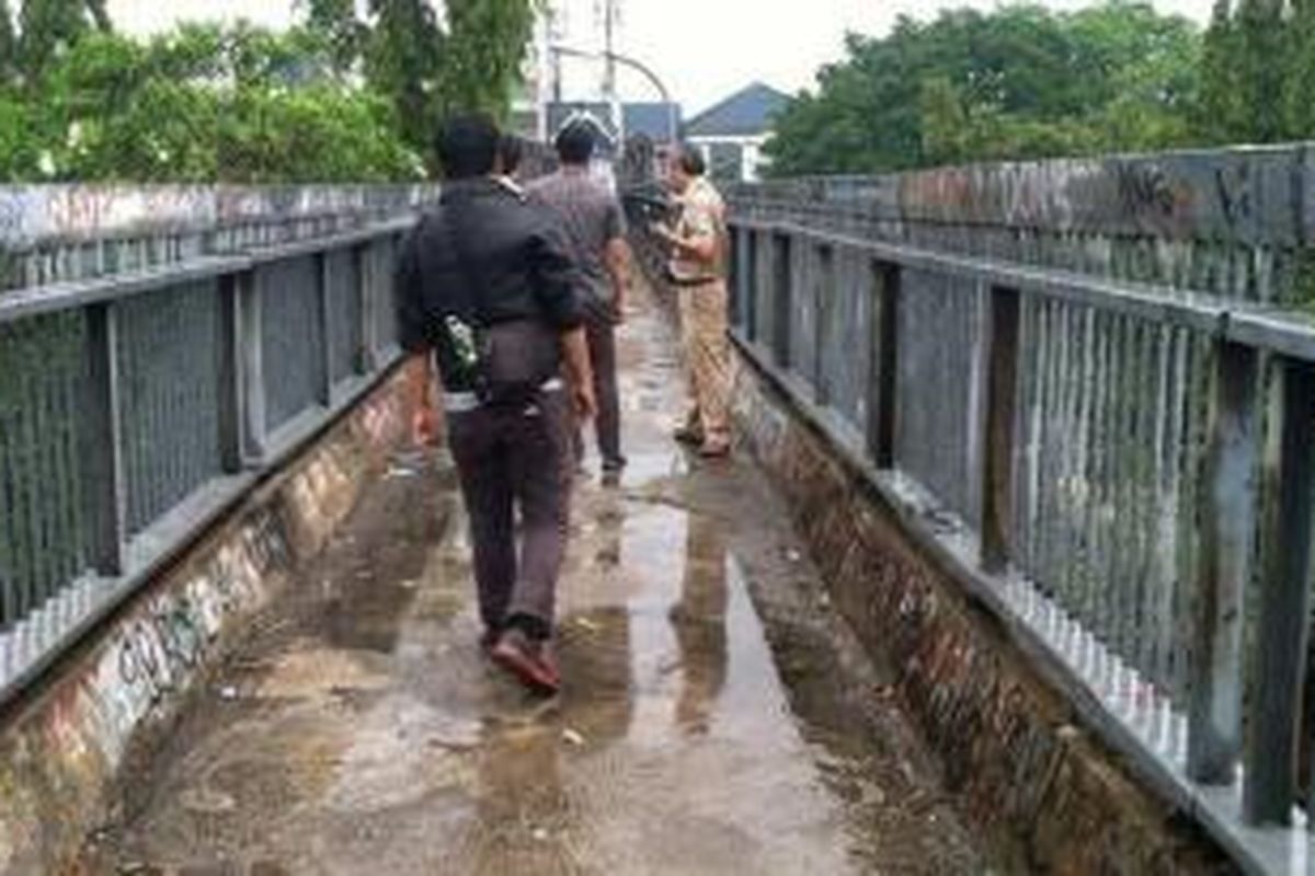 Jembatan Penyeberangan Orang Pondok Pinang yang menjadi lokasi perampokan dan pemerkosaan terhadap karyawati berinisial RM. 
