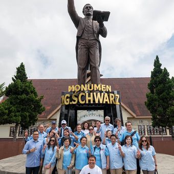 Ibu Biantiningsih Djiwandono Sigar dan Ibu Maryani Djojohadikusumo Sigar bersama Keluarga Besar Sigar-Maengkom di sela-sela kunjungan ke Sulut menyempatkan berfoto bersama di Monumen J.G Schwarz di Langowan, Kabupaten Minahasa yang dipugar oleh Prabowo Subianto.