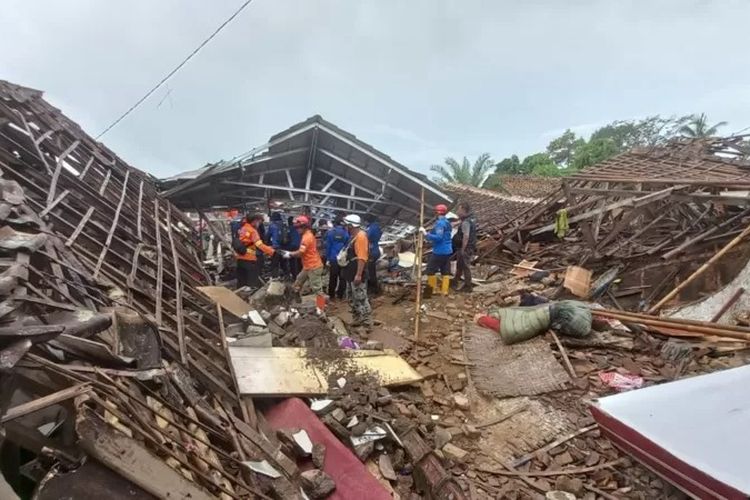 ?Proses evakuasi pencarian Ashika di Desa Gintung diperkirakan tertimbun hingga satu meter di bawah beton-beton yang bertumpuk.