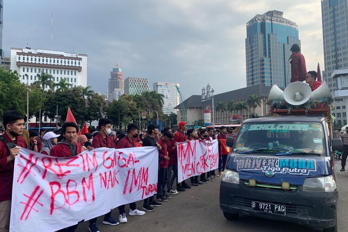 Peserta unjuk rasa Ikatan Mahasiswa Muhammadiyah (IMM) DKI Jakarta menggelar aksi unjuk rasa menolak kenaikan harga BBM di kawasan Patung Kuda, Jakarta Pusat, Senin (19/9/2022).