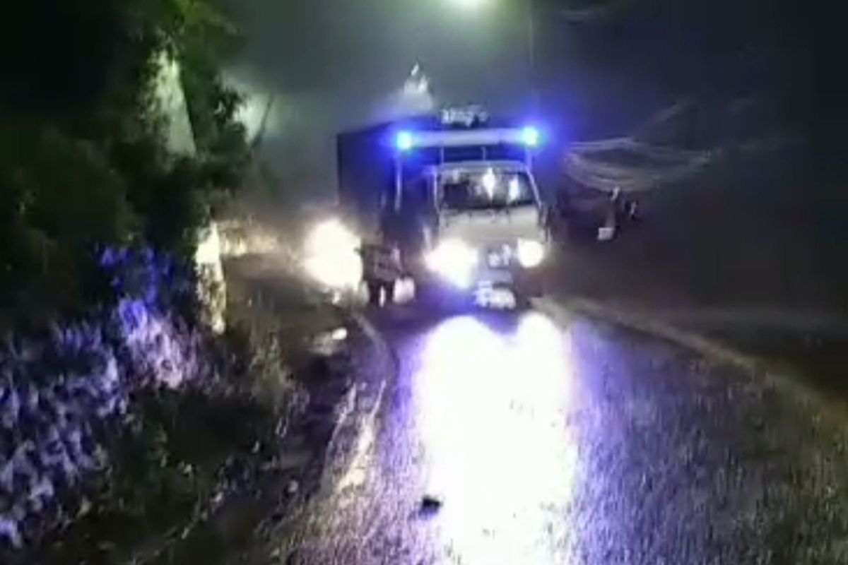 Kondisi lalulintas di jalur Gumitir Banyuwangi, Sabtu (8/7/2023) malam.