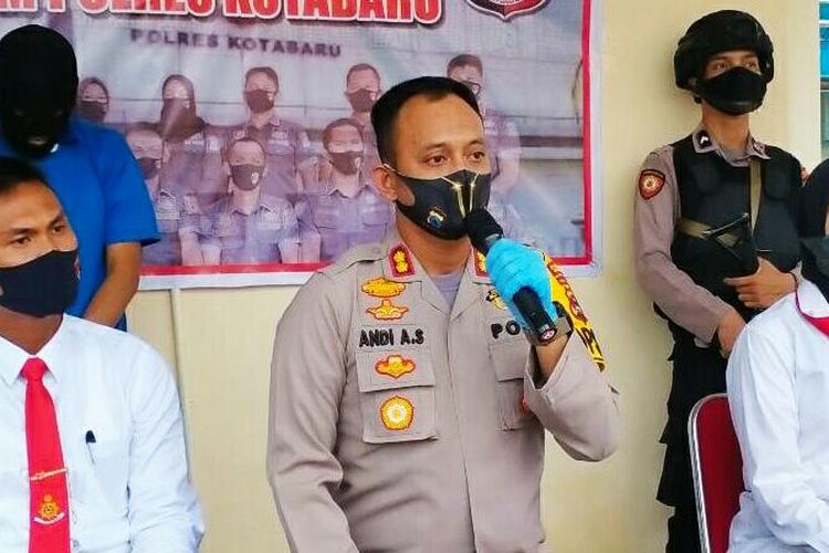 Kapolres Kotabaru, AKBP Andi Adnan Syafruddin memberikan keterangan kepada wartawan terkait kasus pencabulan terhadap 5 bocah, Senin (13/7/2020).