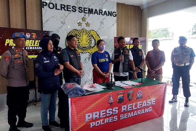 Mafia tanah Dji Sanova Chandra yang ditangkap warga dihadirkan dalam rilis kasus di Mapolres Semarang, Kamis (25/4/2024).