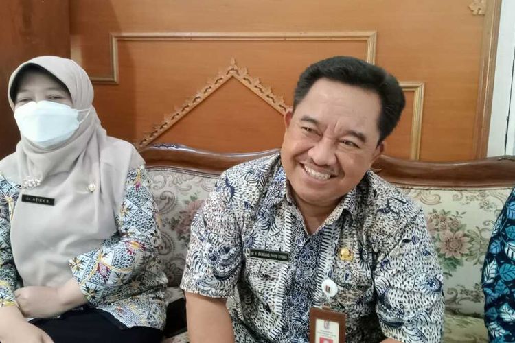 Kepala Dinas Kesehatan dan P2KB Kabupaten Tuban, Bambang Priyo Utomo memberikan keterangan kepada awak media, Kamis (20/10/2022).