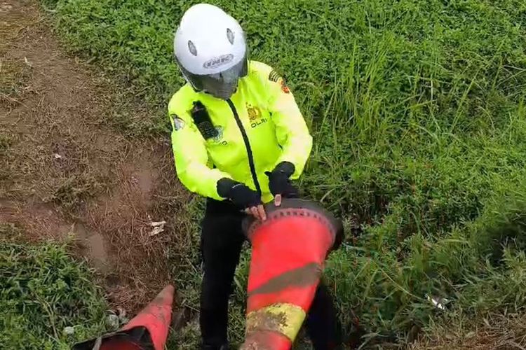 Bikin Elus Dada, Polisi Masuk Selokan Punguti 