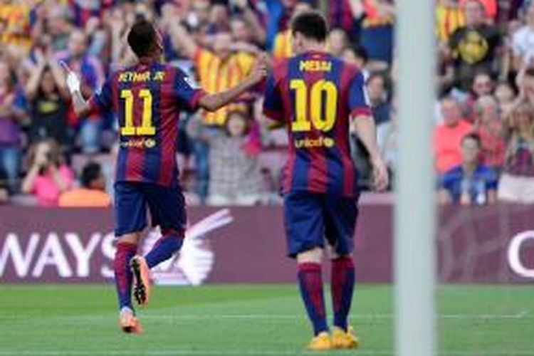 Penyerang Barcelona, Neymar, merayakan gol dengan rekannya, Lionel Messi, seusai membobol gawang Granada dalam lanjutan Premier League, Sabtu (27/9/2014). 