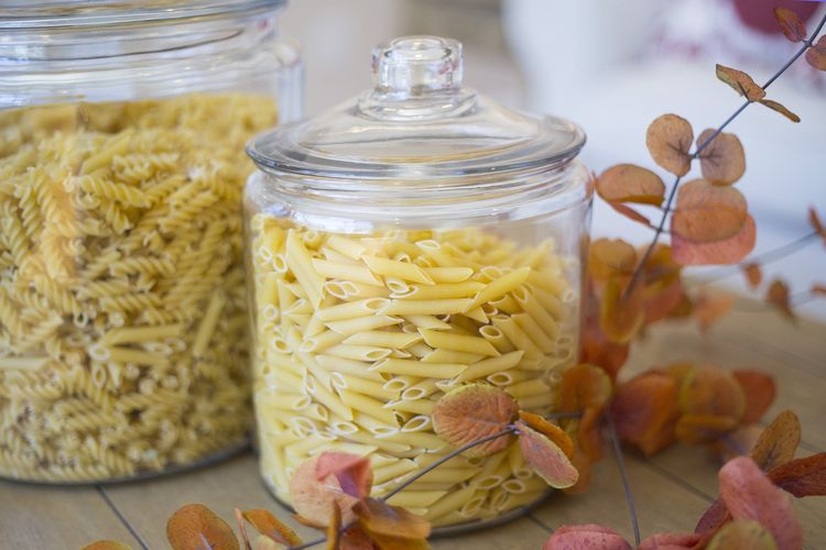 Ilustrasi stoples kaca digunakan untuk menyimpan bahan makanan, seperti pasta. 