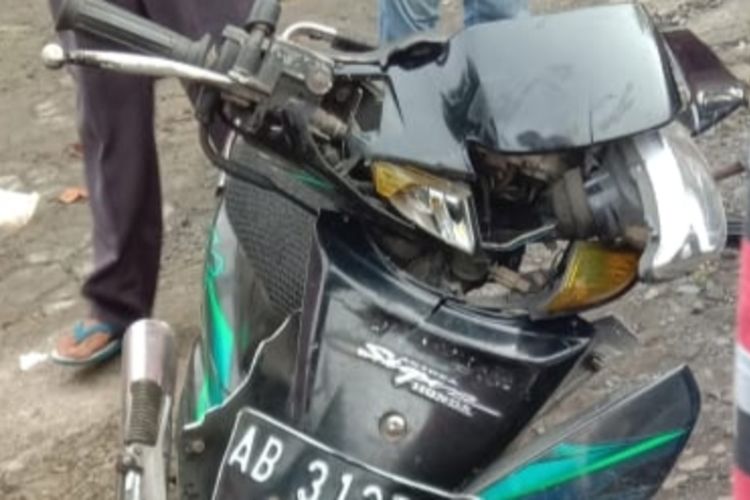 Motor ringsek akibat tabrakan dengan mobil boks di jalan Sentolo – Pengasih, Pedukuhan Kalipenten, Kalurahan Kaliagung, Kapanewon Sentolo, Kabupaten Kulon Progo, Daerah Istimewa Yogyakarta. Satu pengendara motor tewas, satu lainnya luka berat.