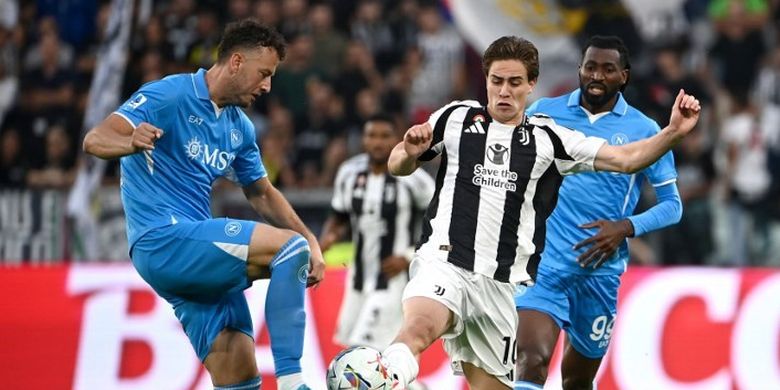 Penyerang Juventus, Kenan Yildiz, berebut bola dengan bek Napoli, Amir Rrahmani dalam laga Serie A atau Liga Italia di Juventus Stadium pada Sabtu (21/9/2024).