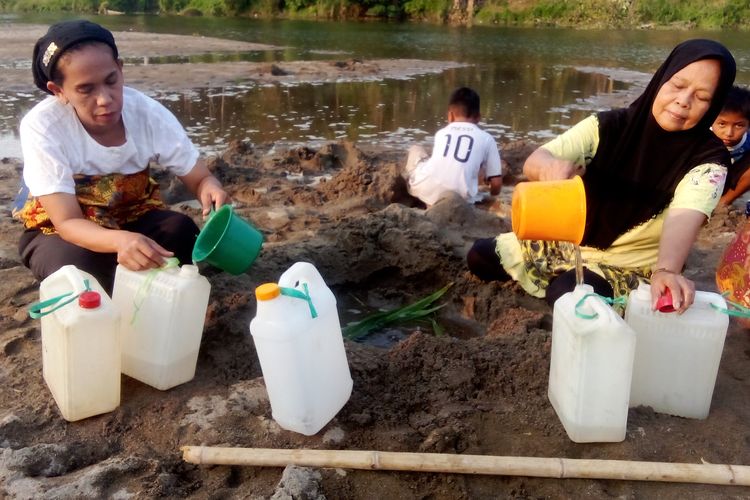 Cerita Warga Polman Sulbar Bertahan di Tengah Kekeringan, Gali Pasir Sungai Cari Air