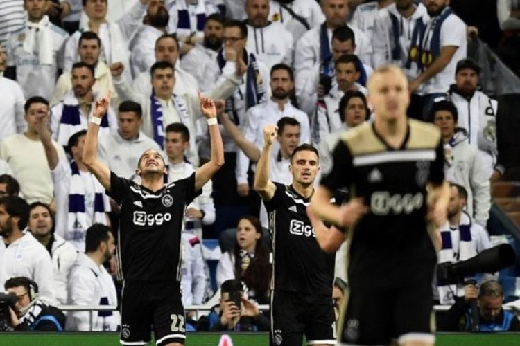 Gelandang asal Maroko, Hakim Ziyech, merayakan gol di hadapan pendukung tuan rumah pada pertandingan Real Madrid vs Ajax Amsterdam di Stadion Santiago Bernabeu dalam babak 16 besar Liga Champions, 5 Maret 2019. 