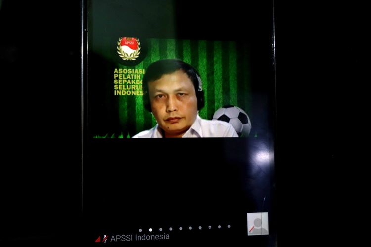 Ketua Asosiasi Pelatih Sepakbola Seluruh Indonesia (APSSI), Yeyen Tumena saat virtual prescon menyikapi perkembangan sepakbola di tanah air, Kamis (04/06/2020) malam.