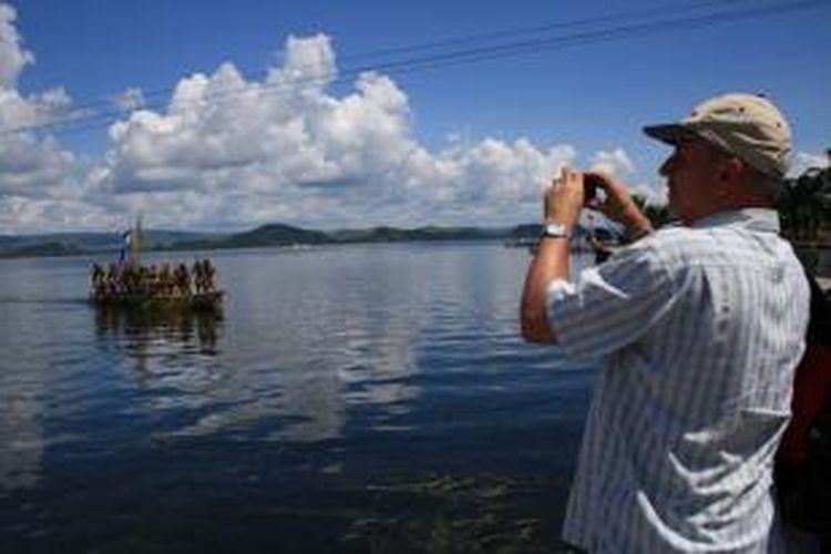 Turis asing di Danau Sentani
