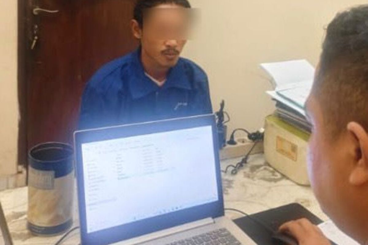 Pelaku begal yang menyamar sebagai penumpang ojek online (ojol) di Kecamatan Dramaga, Kabupaten Bogor, akhirnya ditangkap. Pelaku berinisial HS (27) dibekuk di rumahnya di wilayah Ciampea dan kini sedang dimintai keterangan di Polsek Dramaga, Sabtu (19/7/2025).