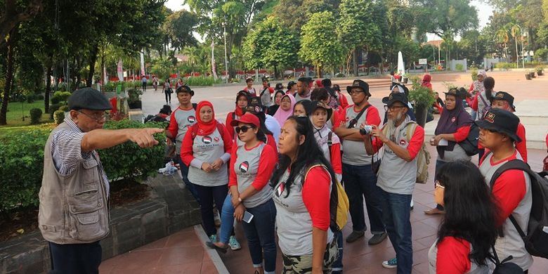 Sejarawan Rushdy Hoesein tengah bercerita seputar Tugu Proklamasi dalam kegiatan Jelajah Kota Tua Rengasdengklok, Sabtu (19/8/2017).