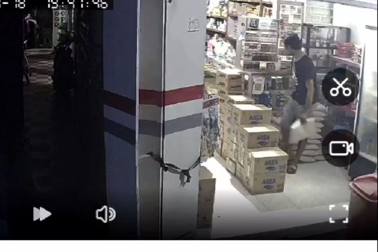 Tangkapan layar video yang menunjukkan aksi pencurian dua kantong beras oleh pembeli di sebuah toko sembako di Jalan Borobudur, Kota Blitar