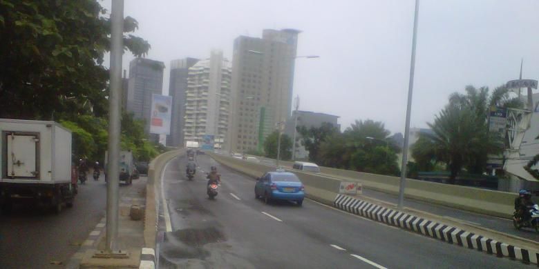 JLNT Kampung Melayu - Tanah Abang sudah bisa dilewati mulai hari ini. Namun masih saja ada beberapa sepeda motor yang melewati JLNT.