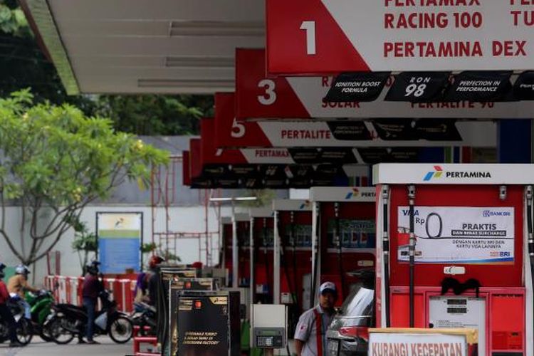 Sejumlah pengendara mengisi bahan bakar di SPBU Kuningan, Jakarta Selatan, Senin (9/1/2017). 