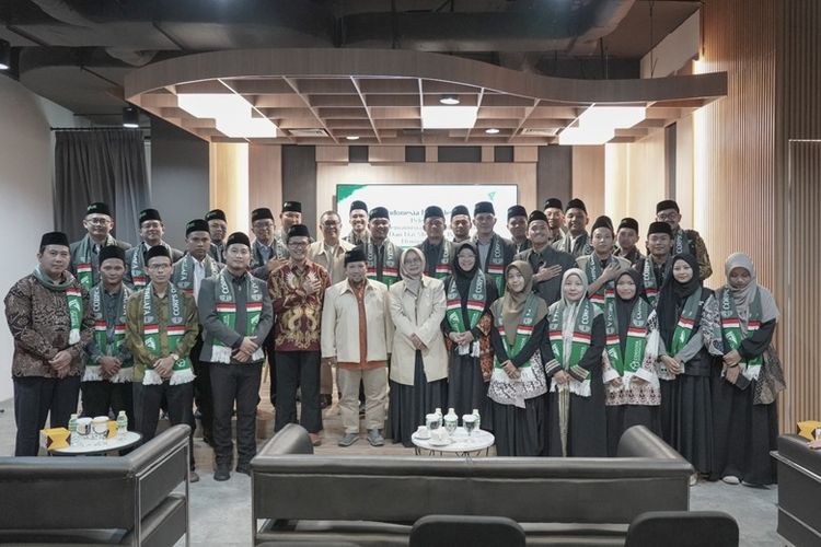 Dompet Dhuafa resmi melepas Tim Kemanusiaan untuk Palestina dan 300 Dai Melintas Batas dalam acara yang berlangsung di Sasana Budaya Dompet Dhuafa, Jakarta Selatan, Kamis (27/02/2035). Acara ini sekaligus menjadi bagian dari rangkaian program Ramadan Dompet Dhuafa yang bertujuan untuk menyalurkan bantuan kemanusiaan dan memperkuat syiar Islam di berbagai belahan dunia.