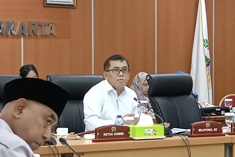 Ketua Komisi A DPRD DKI Jakarta Mujiyono dalam rapat kerja dengan Pemprov DKI di Gedung DPRD DKI Jakarta pada Jumat (19/4/2024). 