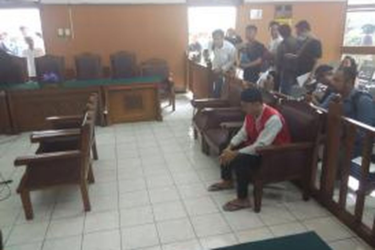 Muhammad Prio Santoso (24) yang terdakwa pembunuhan Deudeuh Alfi Sahrin disidang di PN Jakarta Selatan, Senin (21/9/2015). 