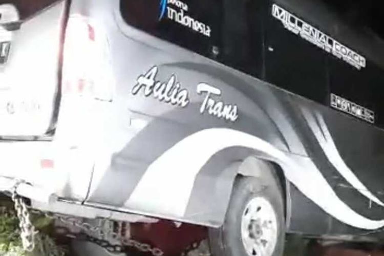 Mobil minibus yang ditumbangi rombongan peziarah asal Kabupaten Tulungagung, yang mengalami kecelakaan di Kabupaten Trenggalek Jawa Timur, Minggu (05/03/2023).
