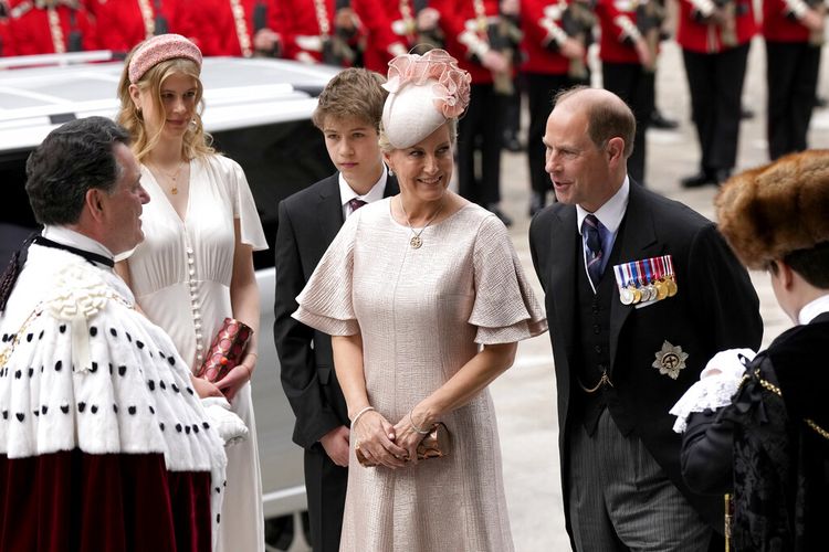 Pangeran Edward, Earl of Wessex, dan istrinya Sophie, Countess of Wessex, tiba untuk kebaktian syukur atas pemerintahan Ratu Elizabeth II di Katedral St Paul di London, Jumat, 3 Juni 2022 pada hari kedua dari empat hari perayaan untuk menandai Yubileum Platinum. 