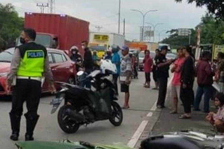 Anggota Satlantas Polres Tegal Kota mengamankan lokasi kecelakaan yang menewaskan pengendara sepeda motor akibat terlindas truk di Jalur Pantura, Kota Tegal, Jawa Tengah, Sabtu (11/12/2021)  (Dok. Facebook Grup WMT)