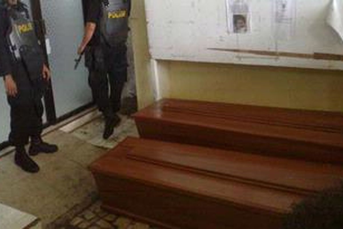 Tim Detasemen Khusus (Densus) Anti Teror 88 menjaga ruang autopsi RS Bhayangkara dan telah disediakan dua peti jenazah.