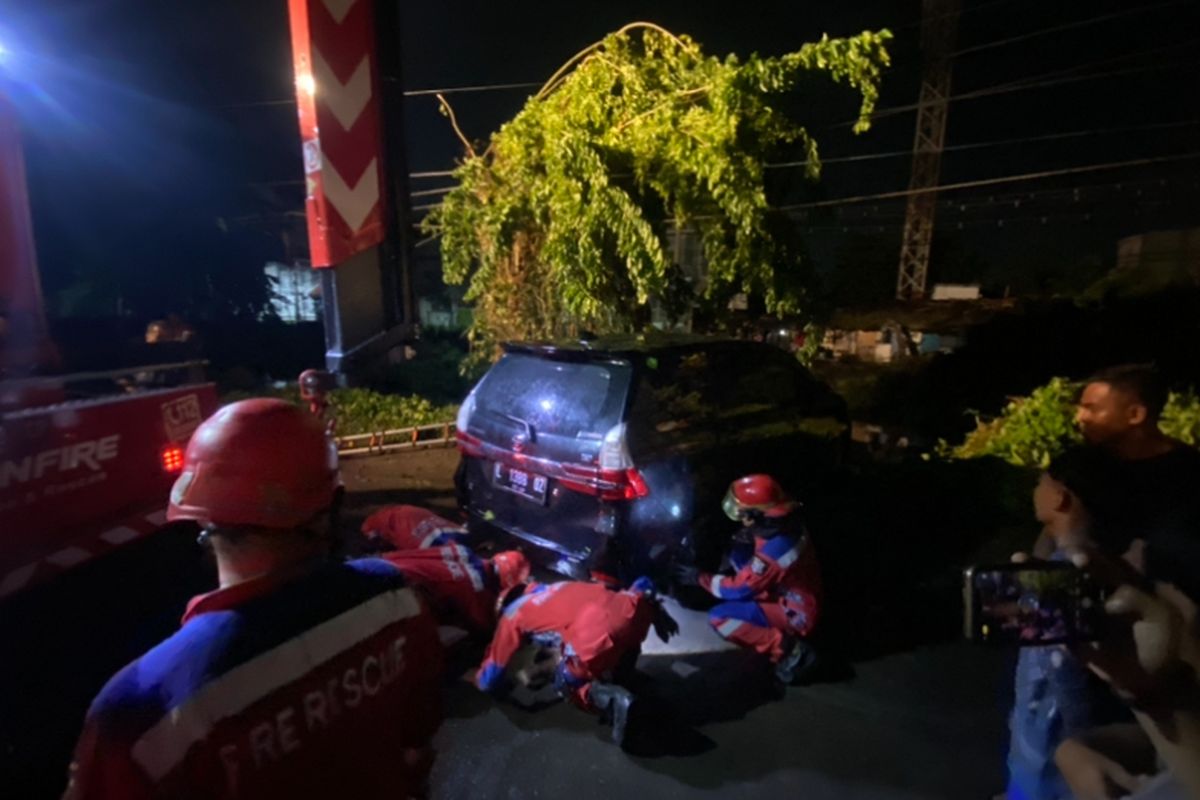 Mobil tercebur akibat puting beliung di Surabaya telah dievakuasi, Jumat (29/11/2024).