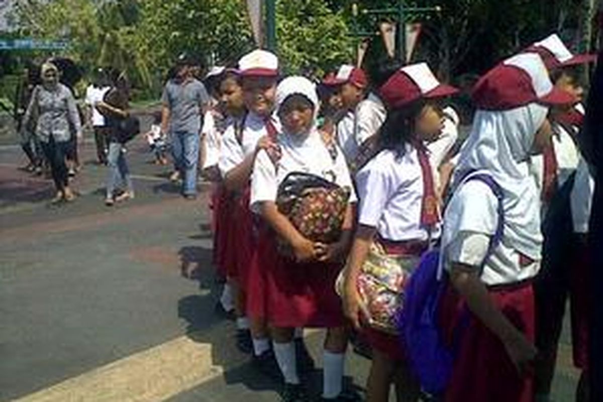 Sebagian anak prasejahtera yang akan merayakan Hari Anak Nasional di Dufan, Ancol, Selasa (20/7/2010).