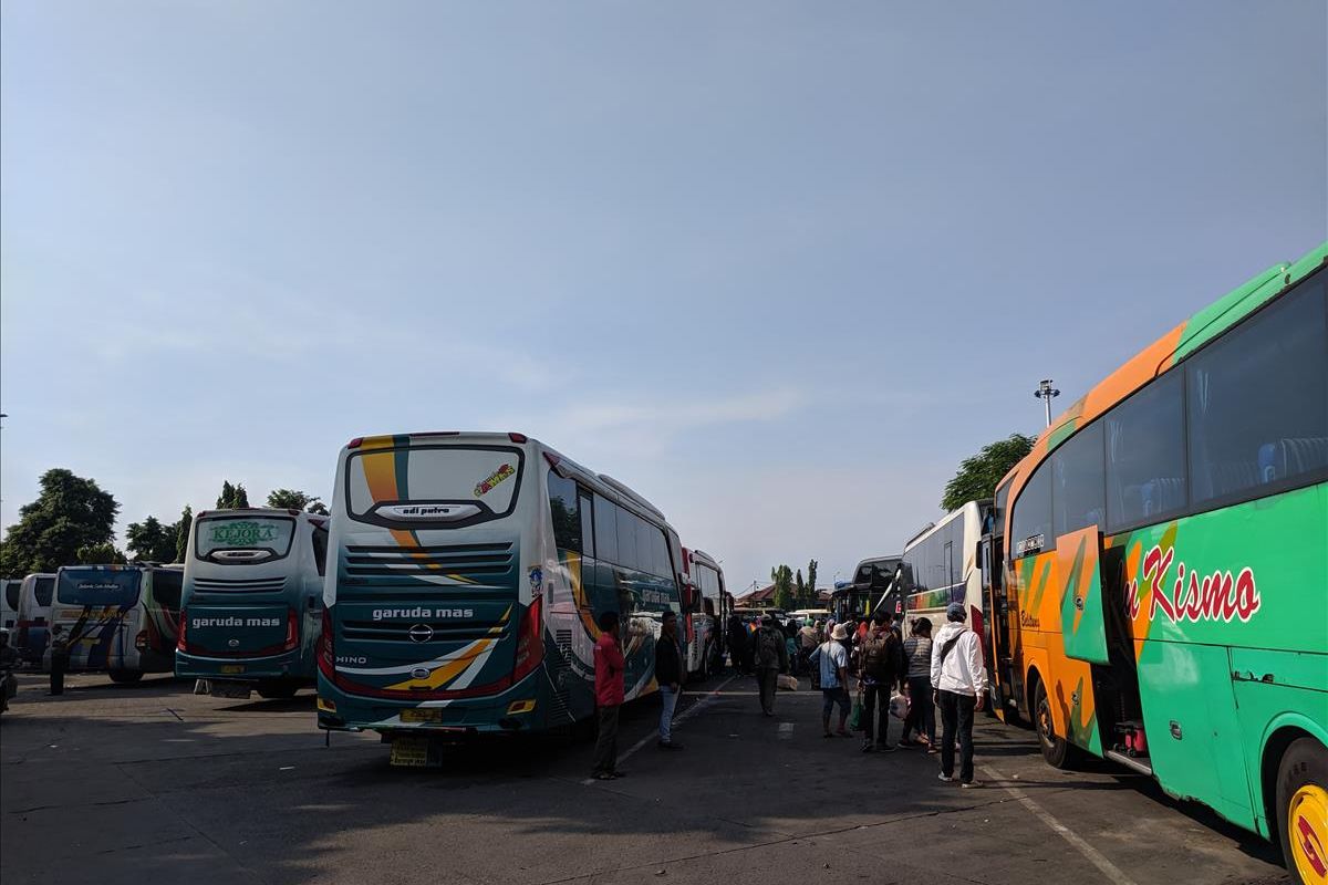 bus-bus yang bersandar di terminal Kalideres