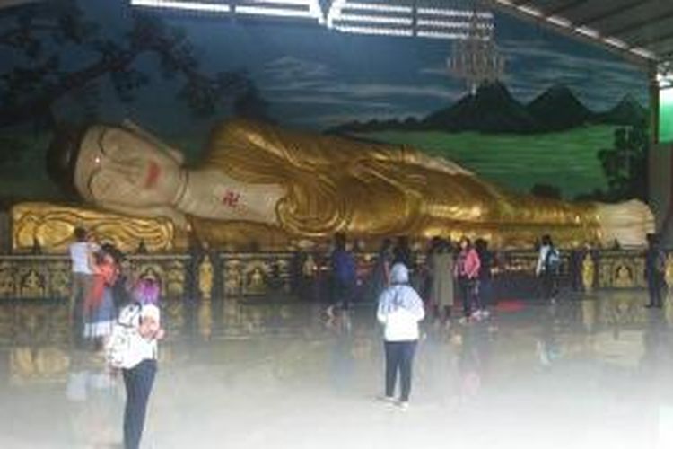 Para peserta Media Trip Ezytravel 'Jalan-Jalan Seru Bogor' sedang mengamati Patung Sleeping Buddha di Vihara Buddha Dharma & 8 Pho Sat, Desa Tonjong, Kecamatan Tajur Halang, Bogor, Jawa Barat, Selasa (15/12/2015).