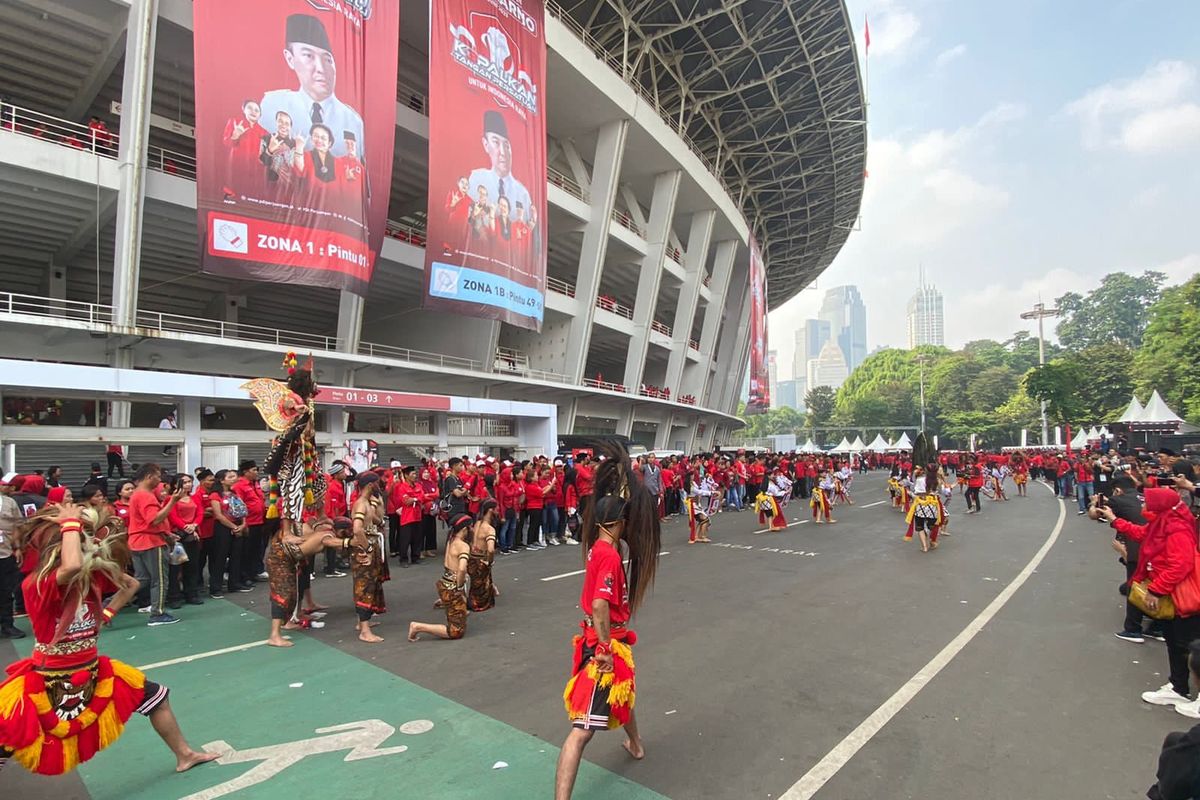 Partai Demokrasi Indonesia Perjuangan (PDI-P) menyelenggarakan acara puncak peringatan Bulan Bung Karno (BBK) di Stadion Utama Gelora Bung Karno (GBK), Senayan, Jakarta, Sabtu (24/6/2023).